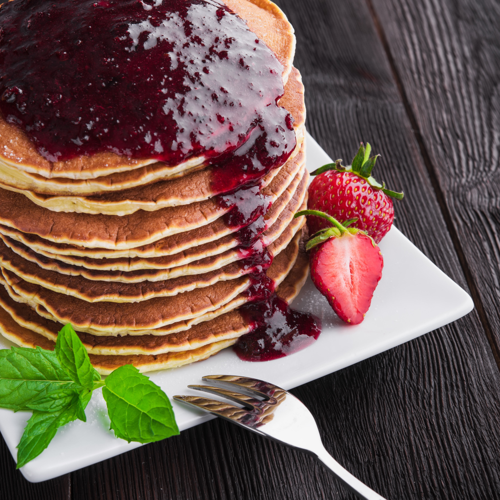 Аппетитные панкейки с джемом и ягодами клубники