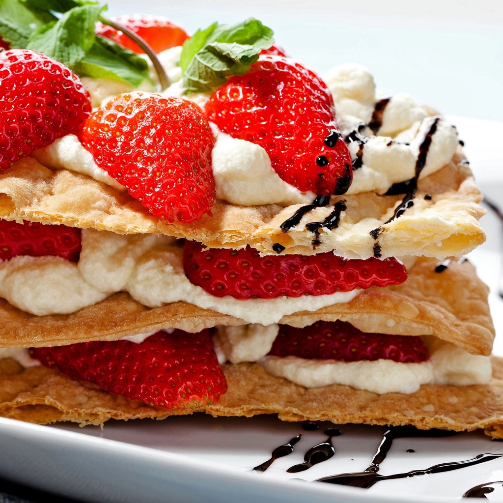 Выпечка с творожным кремом и свежими ягодами клубники