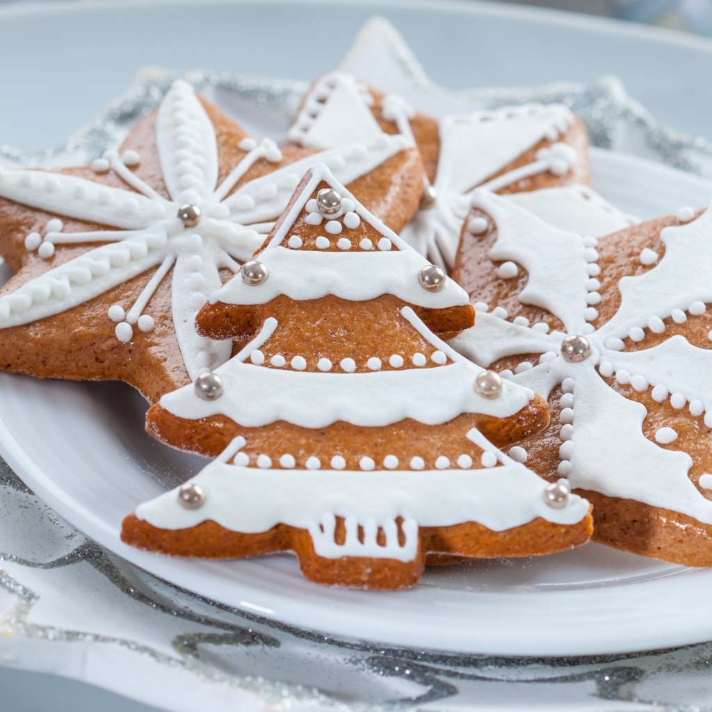 Красивое новогоднее печенье на белой тарелке