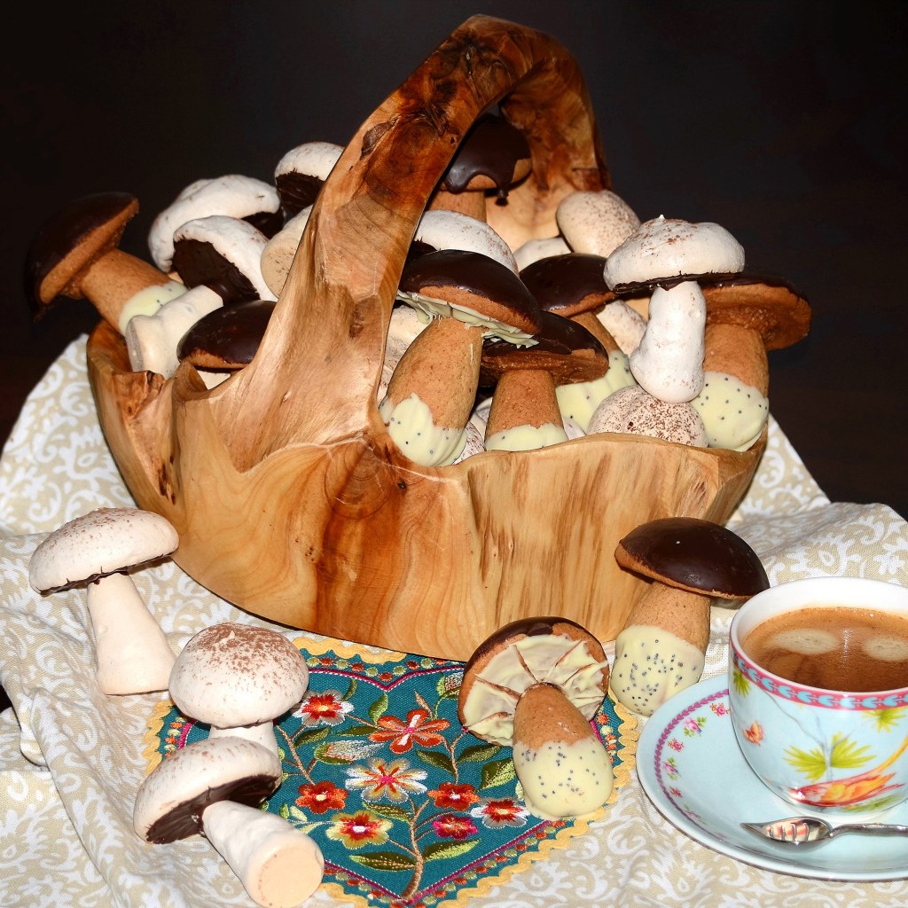 Печенье грибы в корзине с кофе на столе