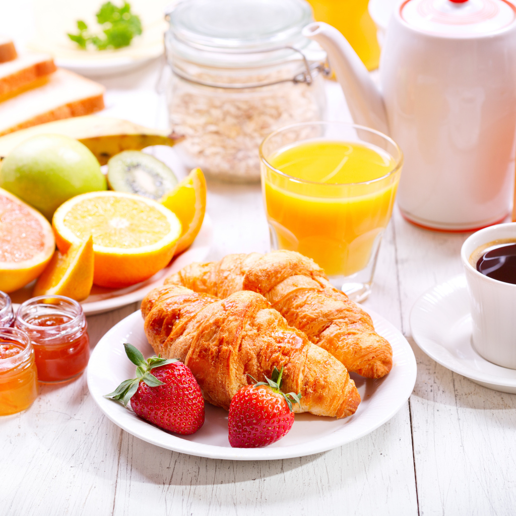 Круассаны с клубникой,мед и цитрусовые на завтрак