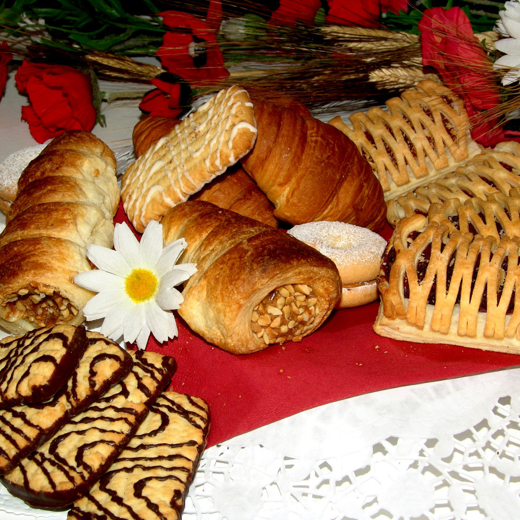 Свежая аппетитная выпечка на столе