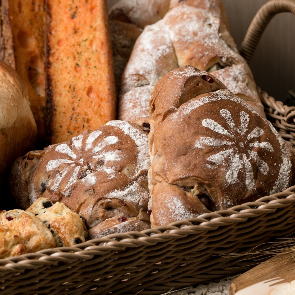 Свежие хлебобулочные изделия в плетеной корзине