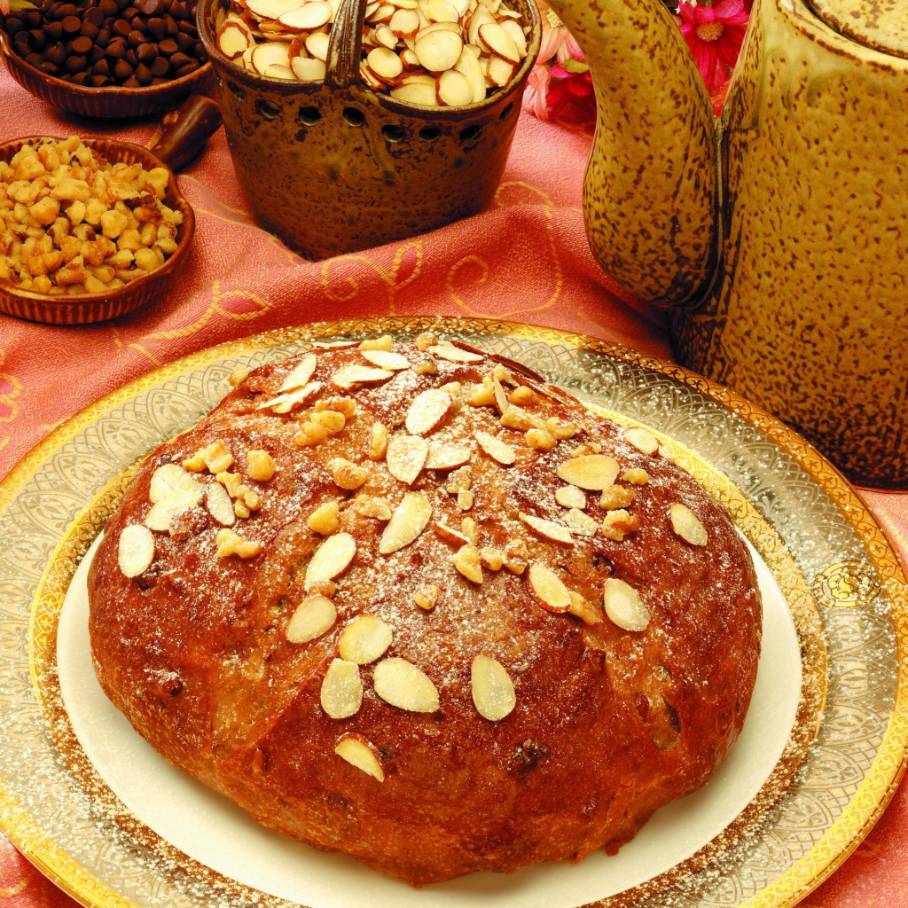 Свежий хлеб с миндальными орехами на столе