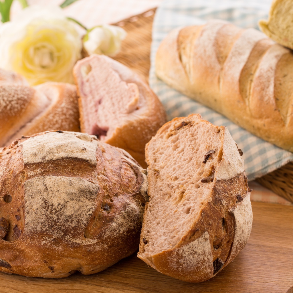 Свежий хлеб с изюмом на разделочной доске