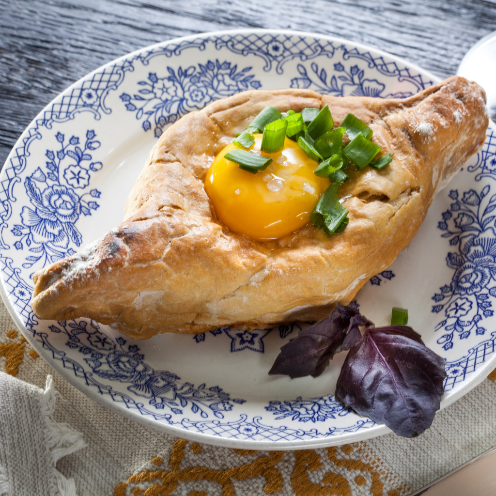 Свежевыпеченный хачапури с яичным желтком 