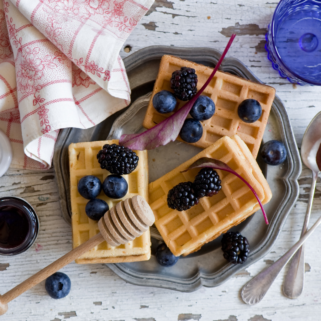 Медовые вафли с черникой и ежевикой