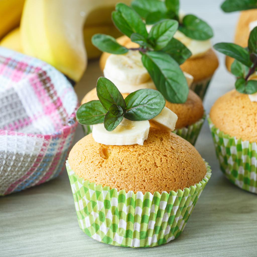 Маффины с бананами и листьями мяты