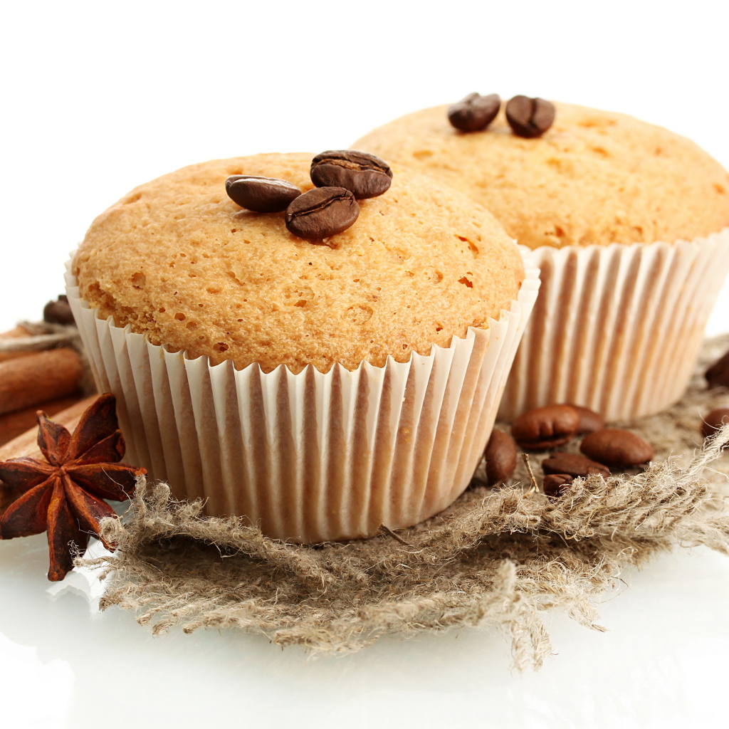 Маффины с зернами кофе и корицей на белом фоне