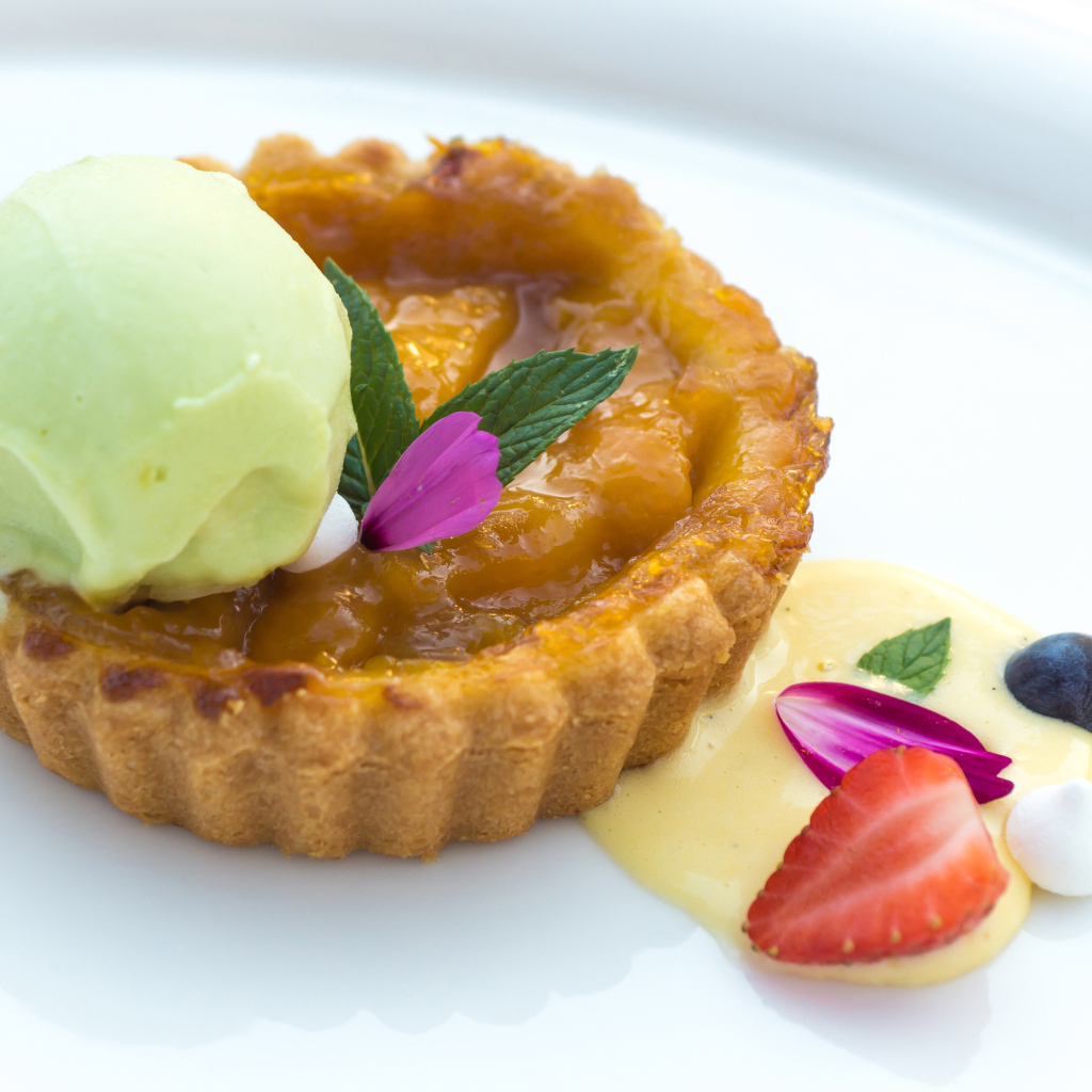 Сладкая выпечка с мороженым и джемом