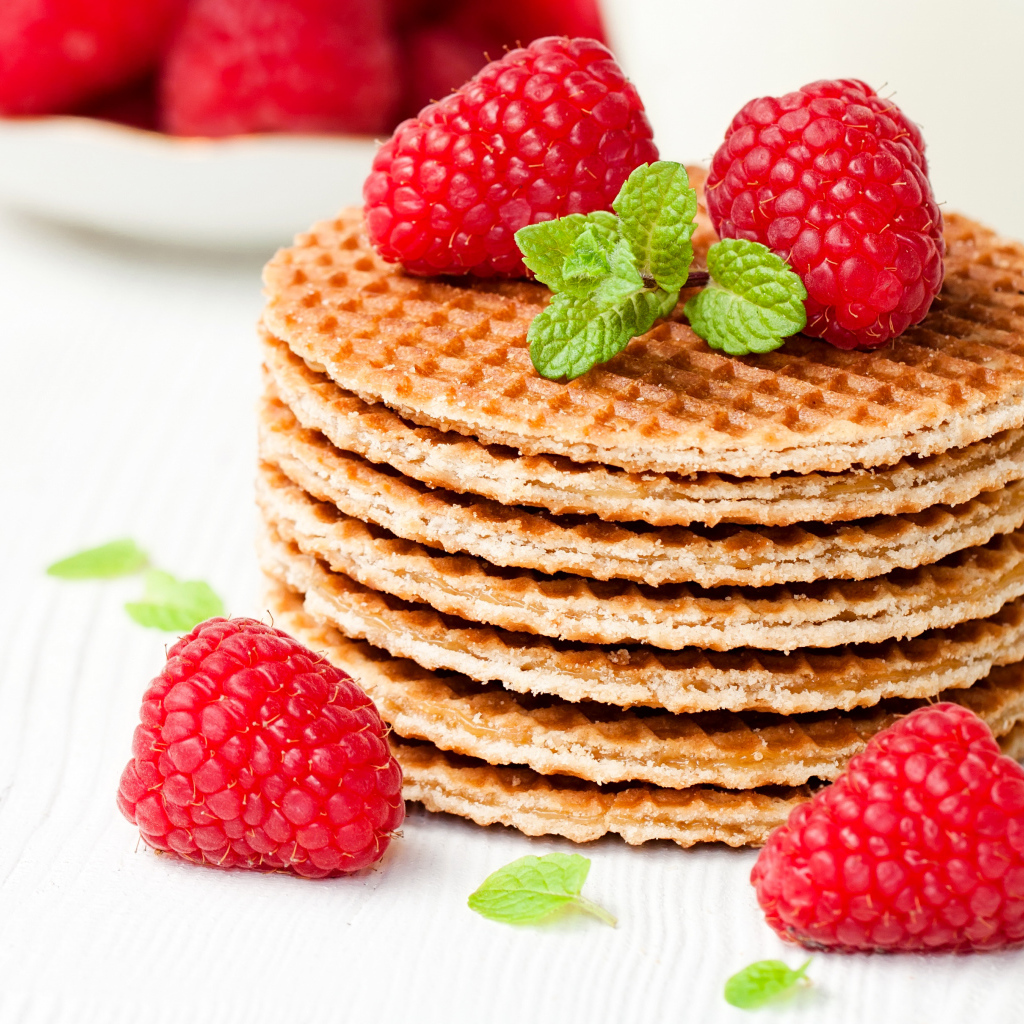 Сладкие вафли со свежей малиной