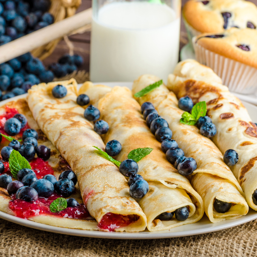 Вкусные блины с вареньем и ягодами черники