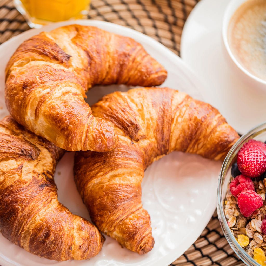 Три свежих круассана и мюсли с ягодами на завтрак