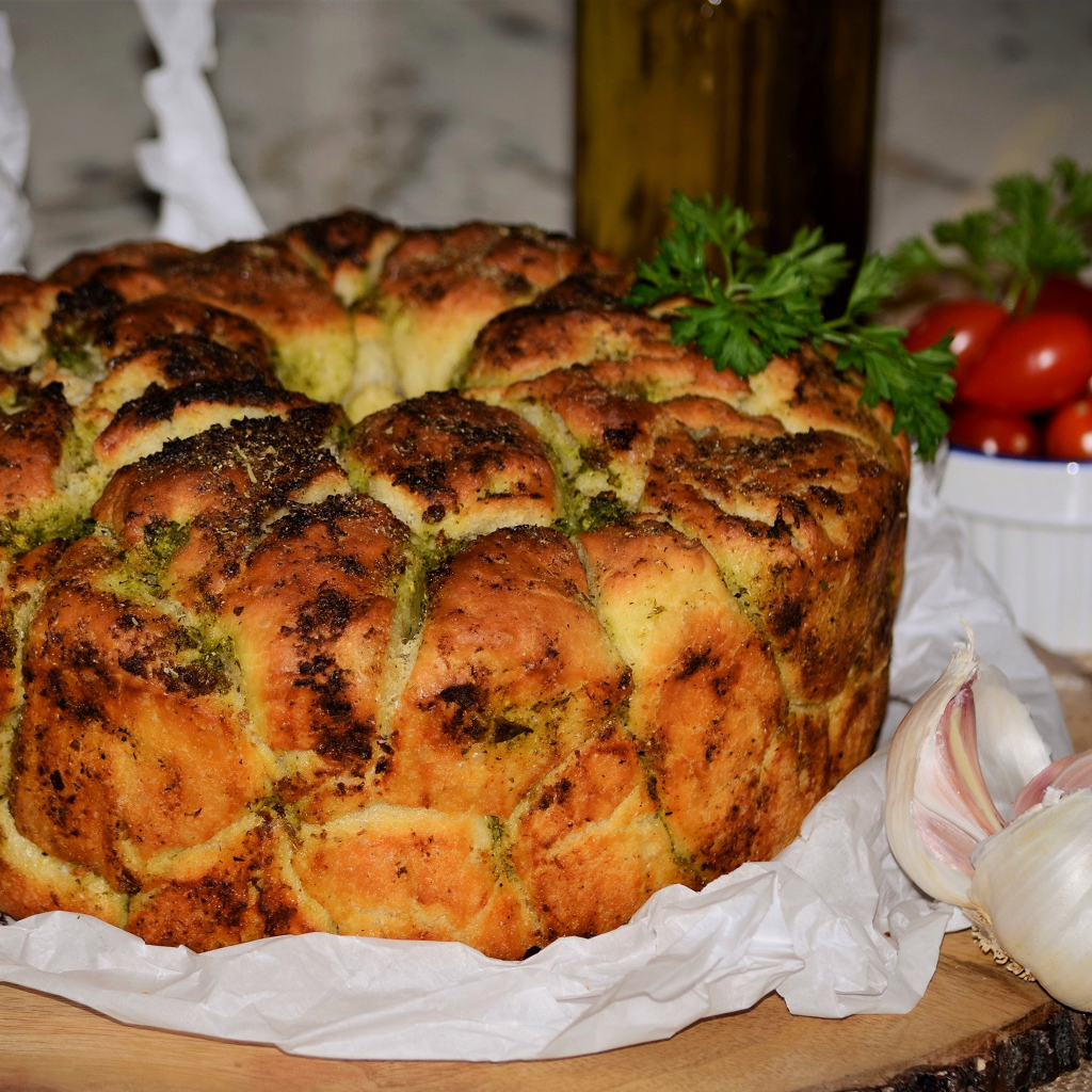 Несладкий пирог с зеленью и чесноком