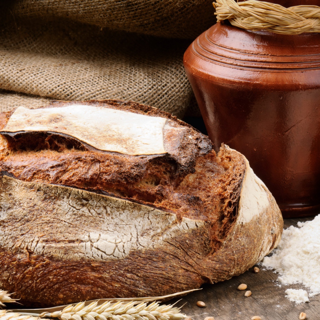 Пшеничный свежий хлеб с мукой и яйцами