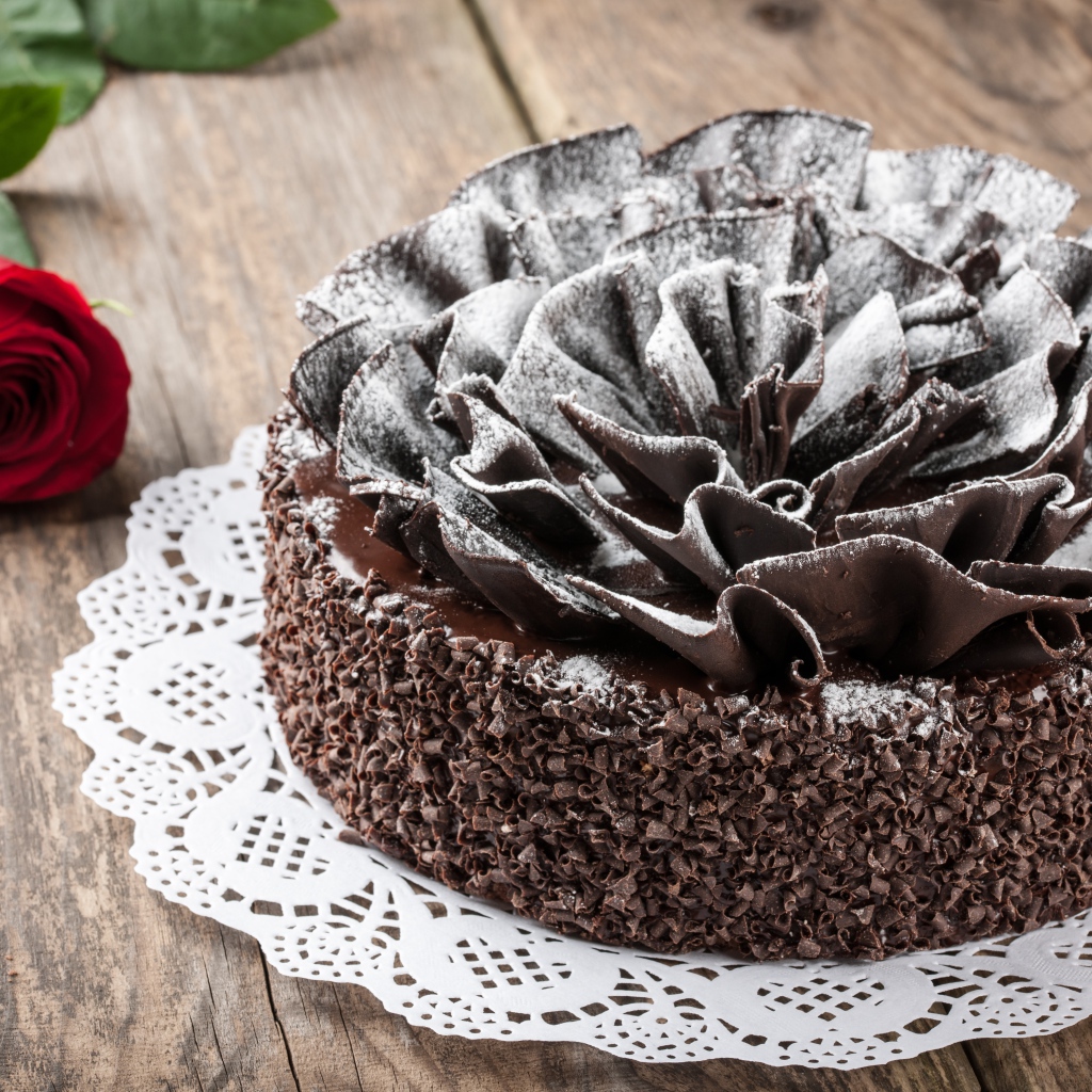 Красивый торт с цветком из шоколада и красной розой на праздник