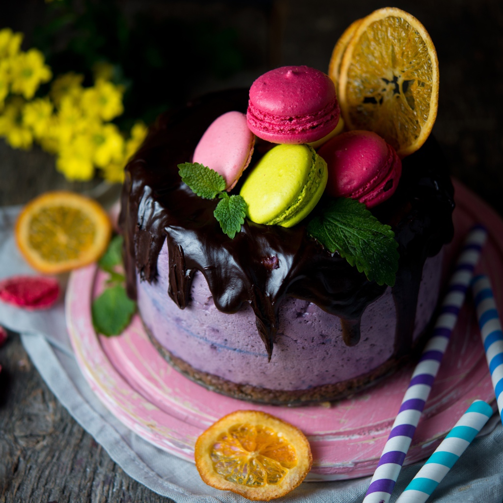 Торт из ягодного мусса с шоколадом украшен макарунами