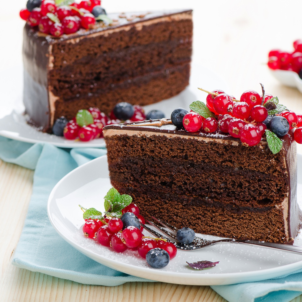 Праздничный шоколадный торт с красной смородиной и черникой