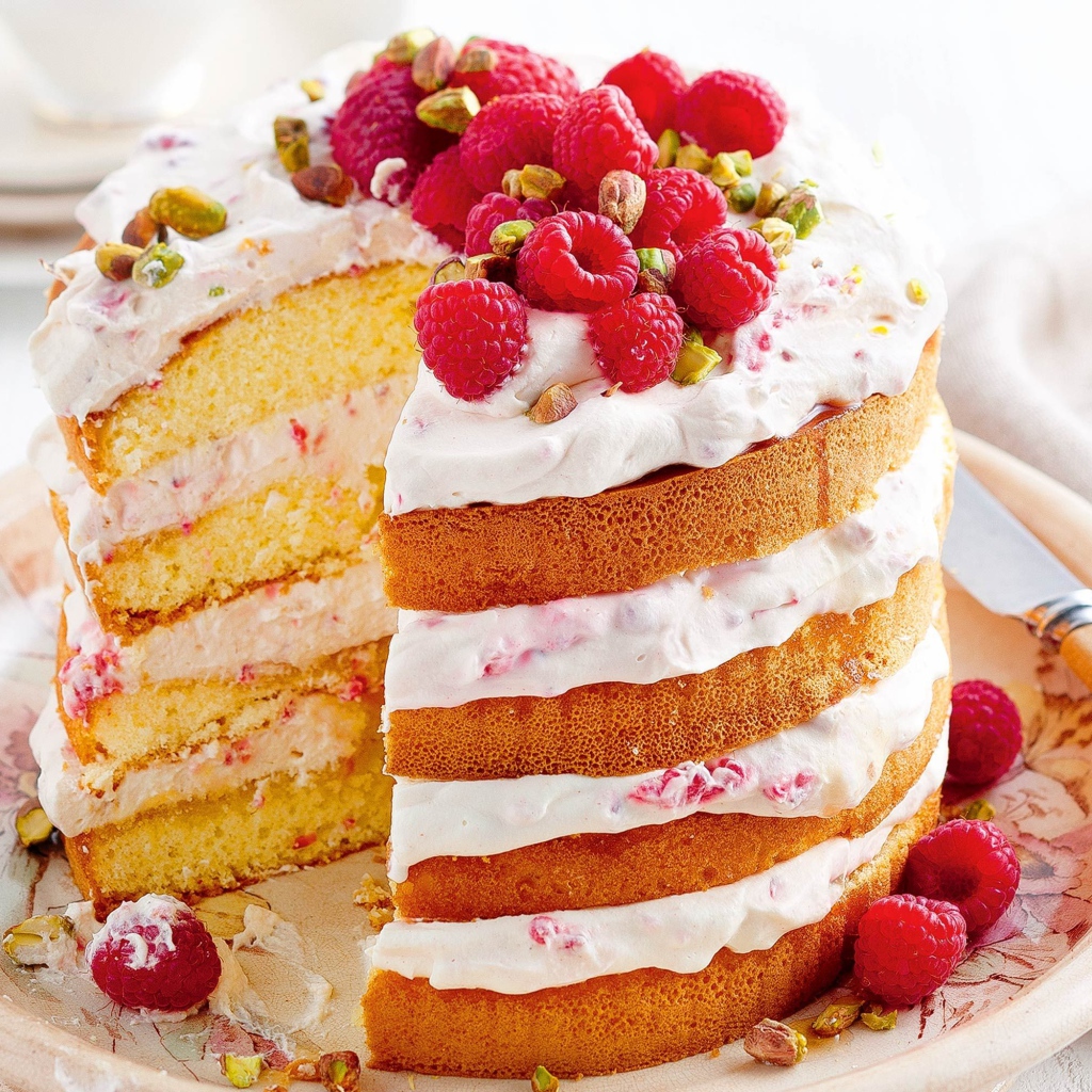 Большой торт со свежей малиной и фисташками