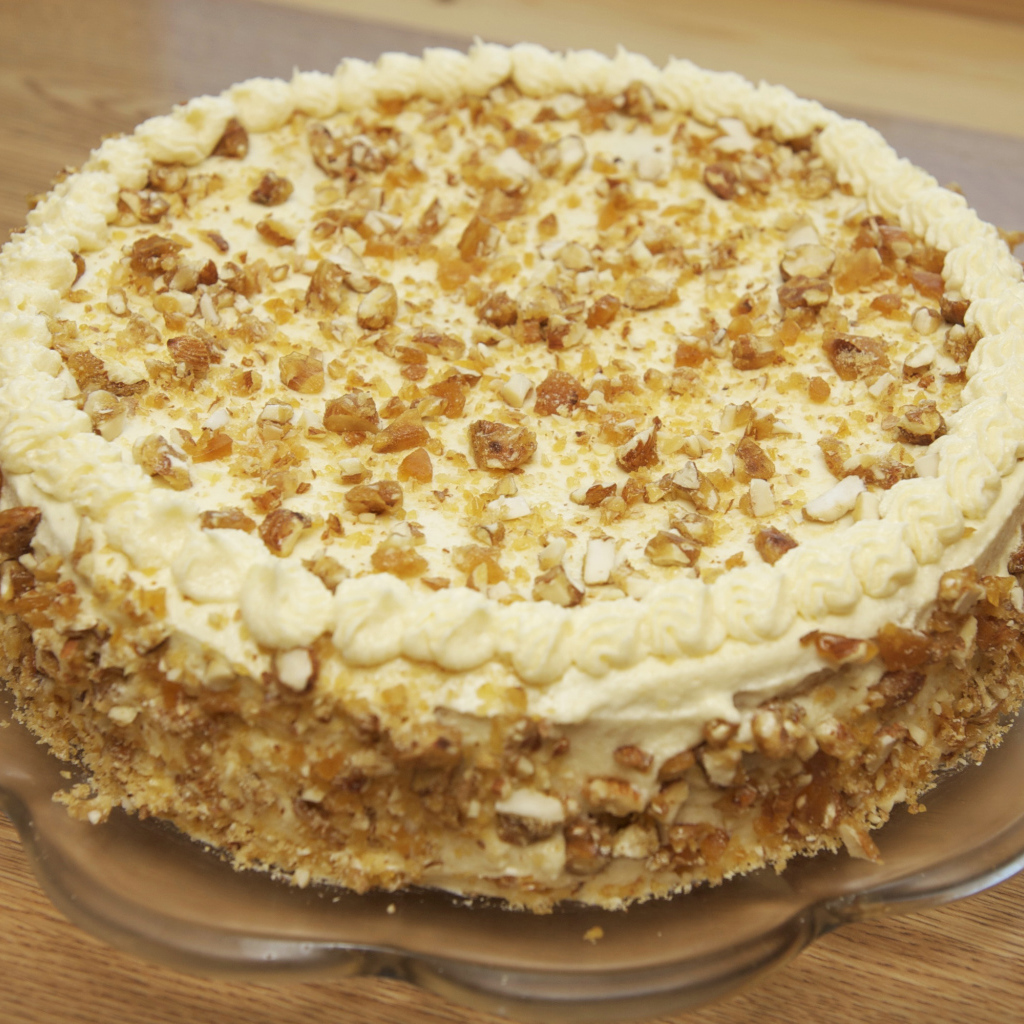 Большой торт с орехами на стеклянном блюде  