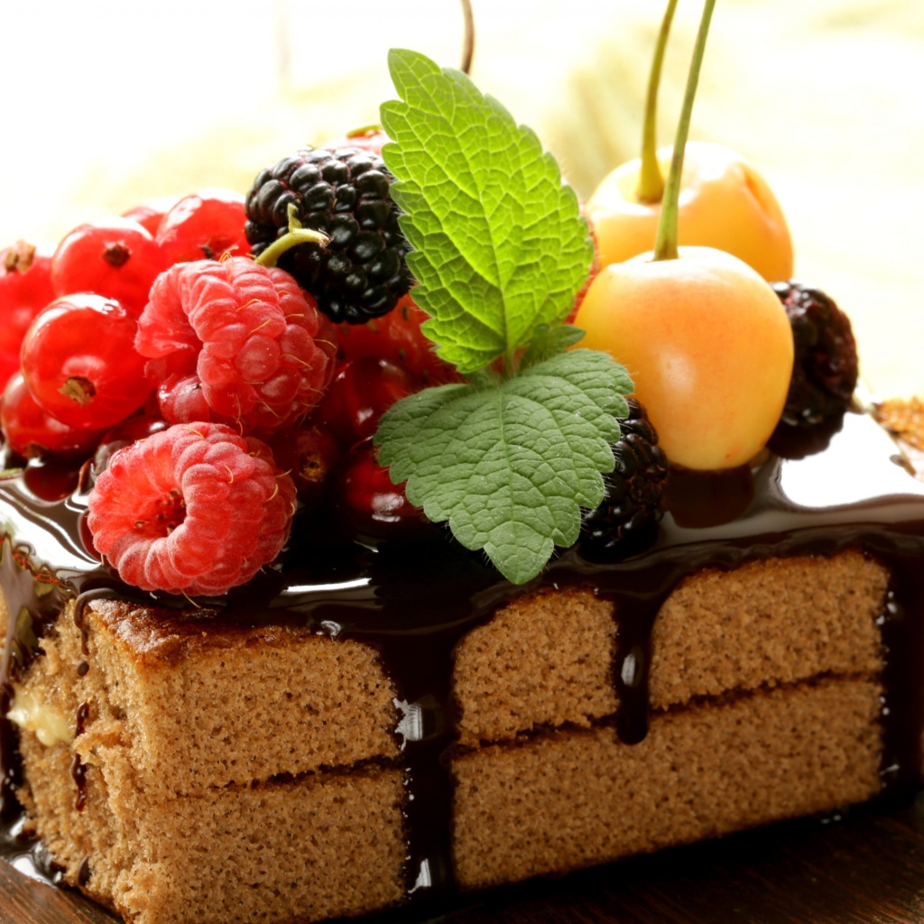 Кусок пирожного с шоколадом и свежими ягодами