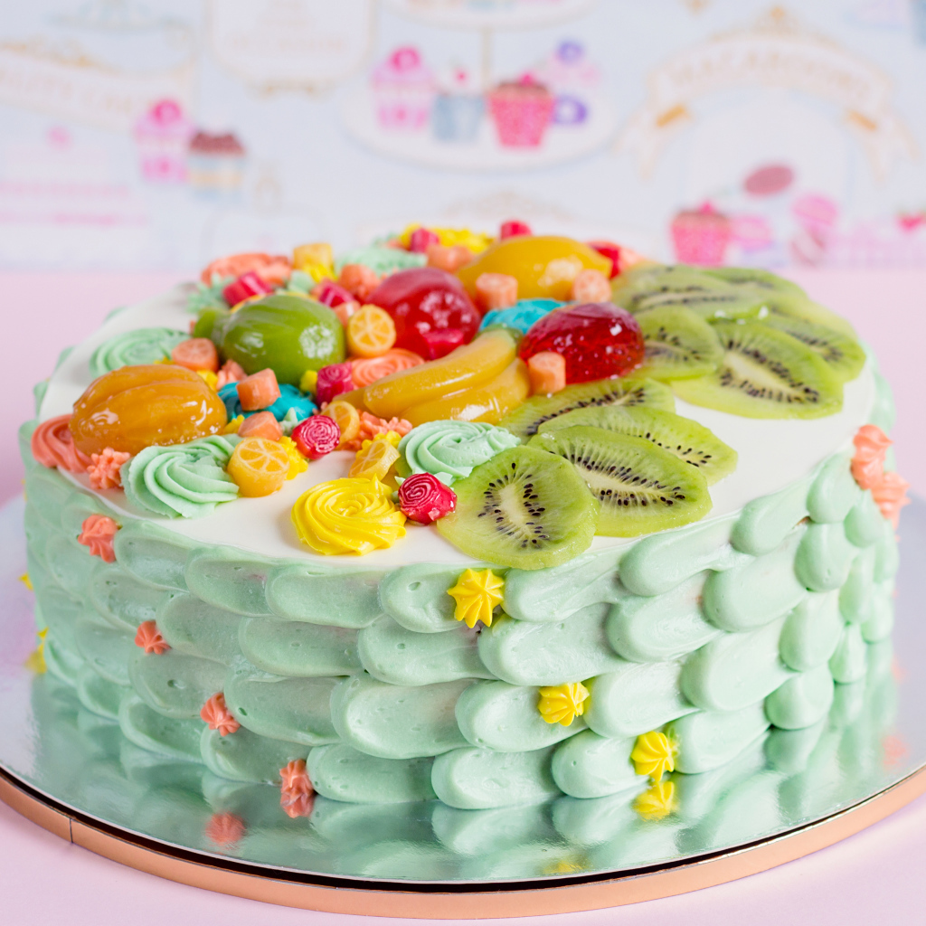 Аппетитный красивый торт с фруктами и конфетами