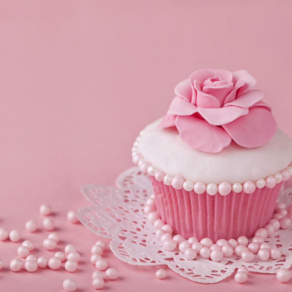 Аппетитный красивый розовый капкейк 