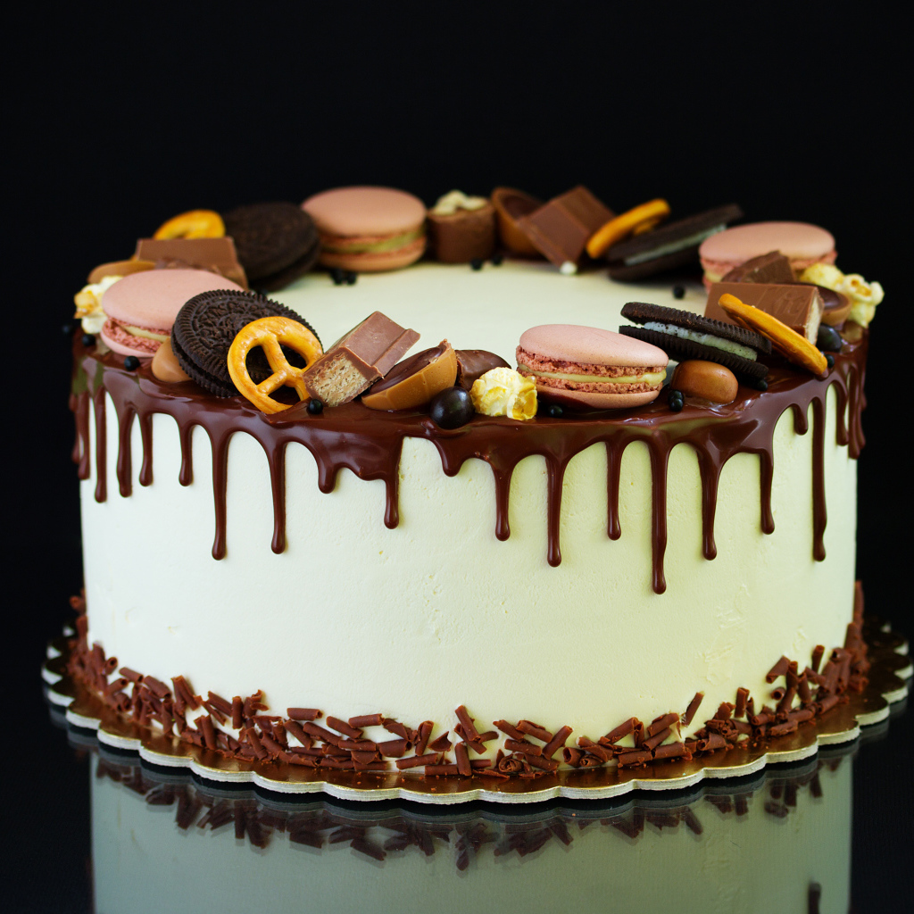 Аппетитный торт украшен шоколадом, печеньем Орео и макарунами