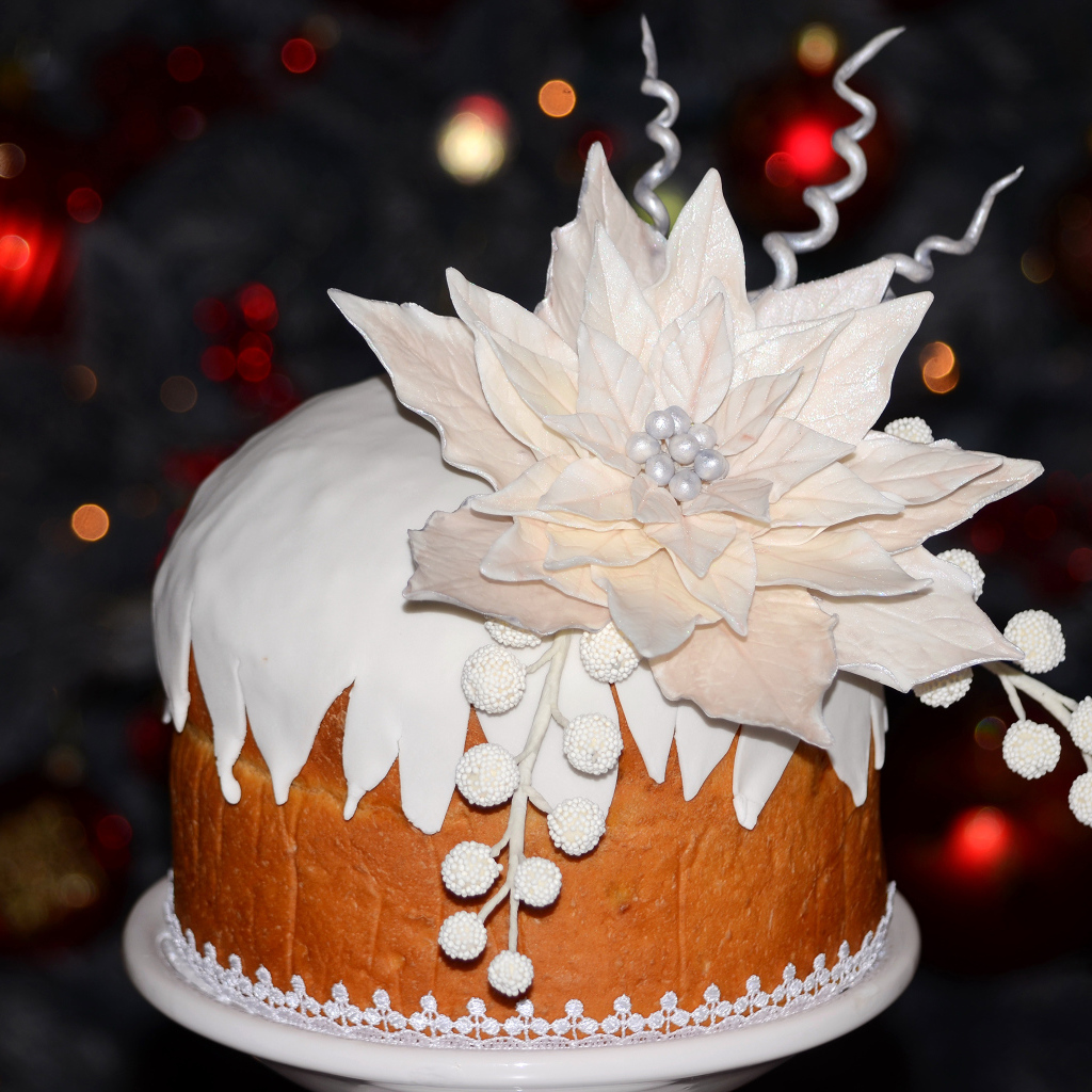 Аппетитный торт с красивым белым цветком