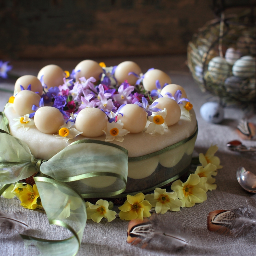 Аппетитный торт с большим бантом и цветами