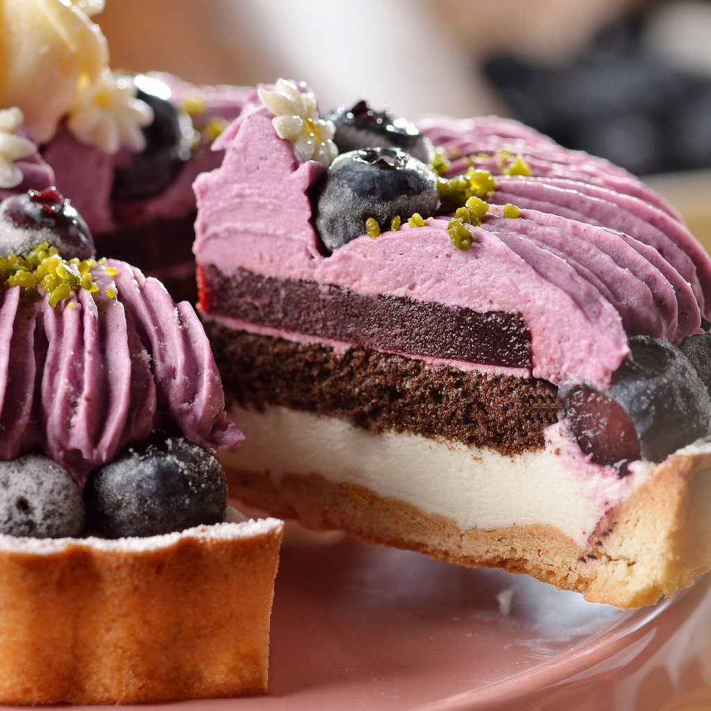 Аппетитный торт с черникой и кремом