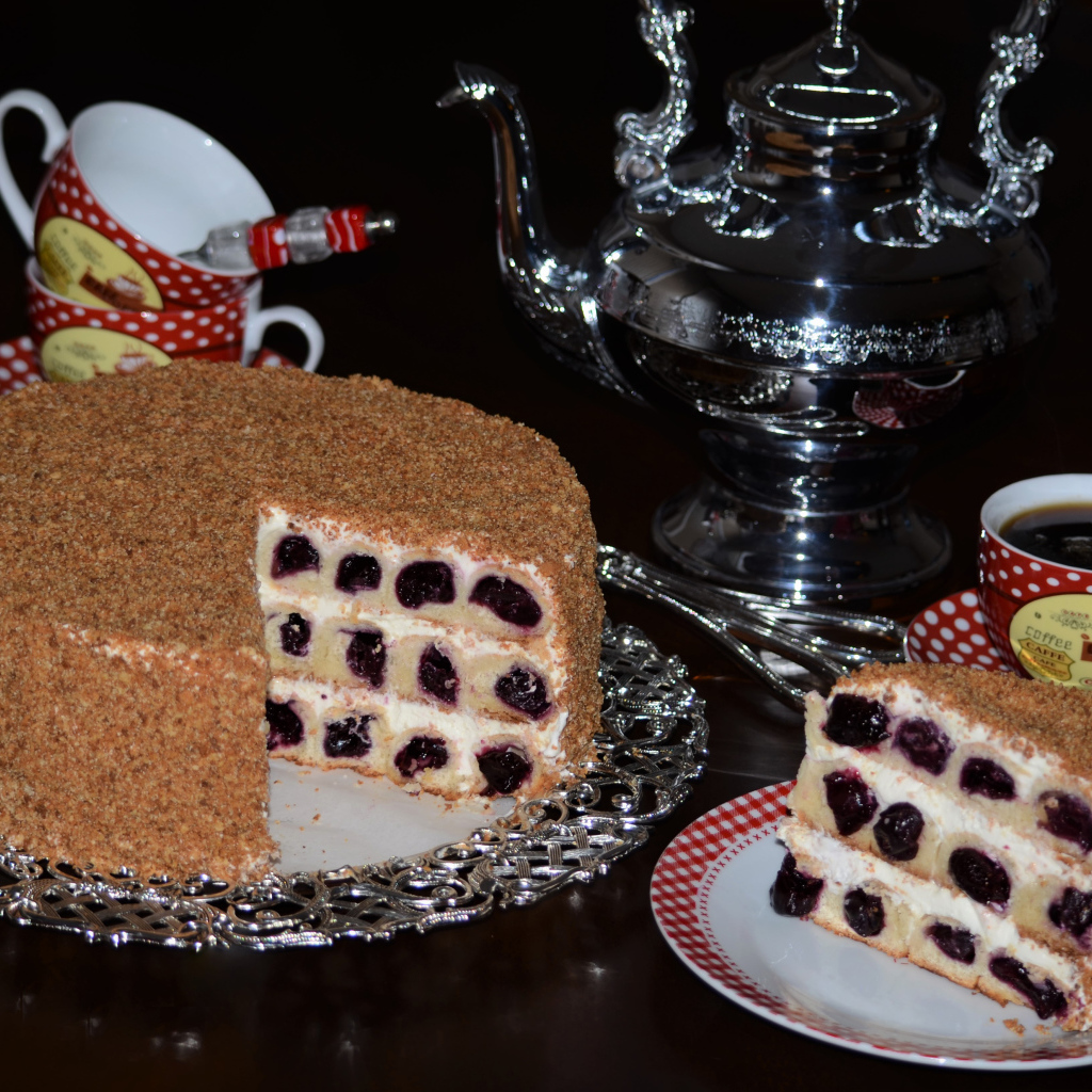 Аппетитный торт с вишней и чай на столе на черном фоне