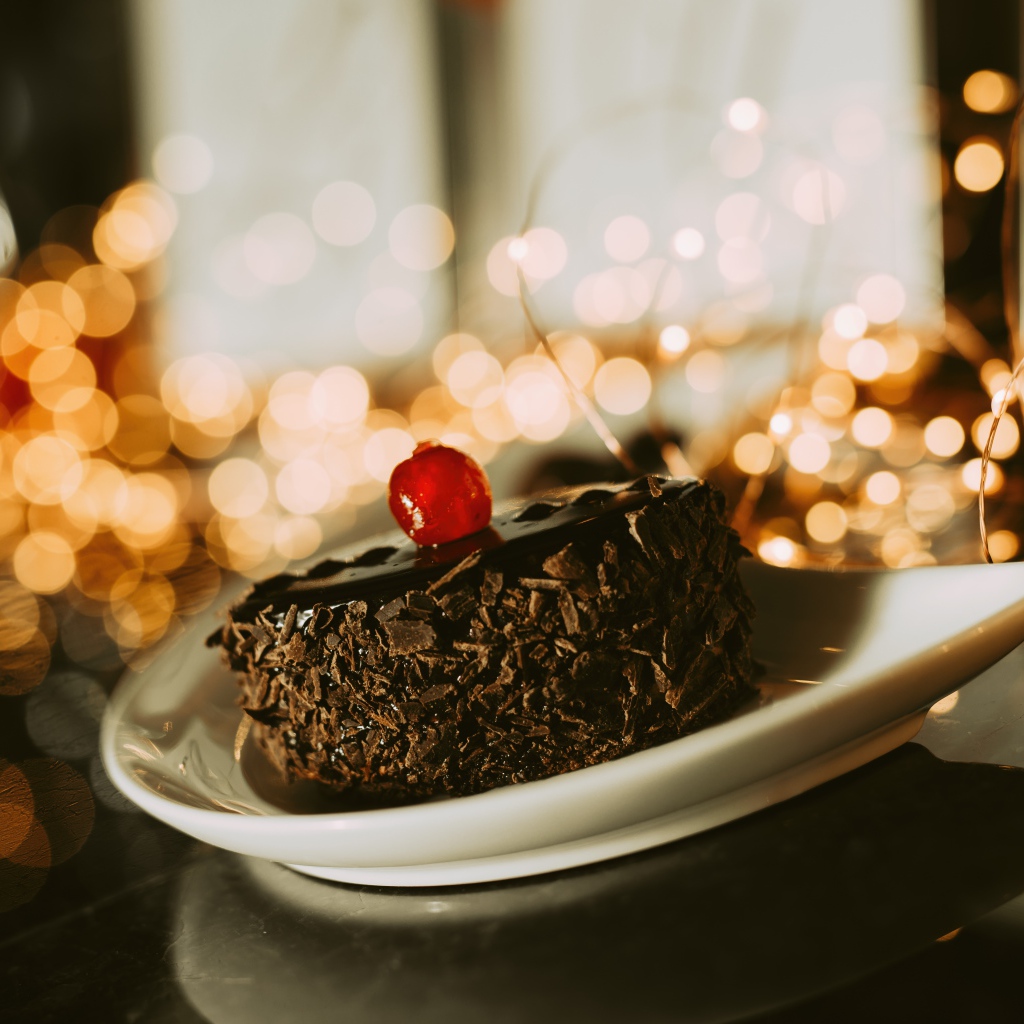 Аппетитное пирожное с шоколадом и вишней