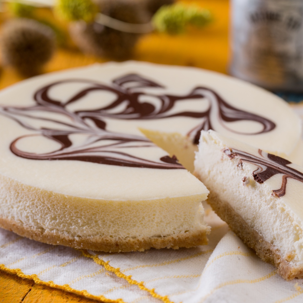 Аппетитный торт с шоколадным рисунком стоит на столе