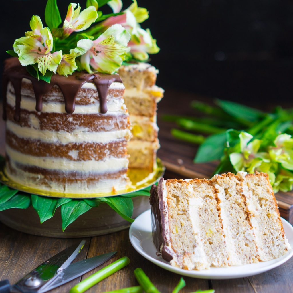 Аппетитный торт с кремом и свежими цветами 