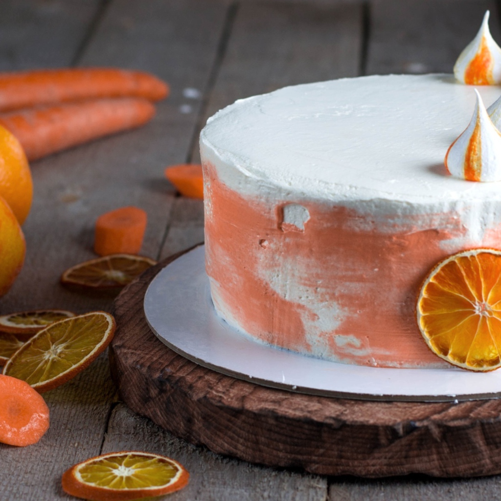 Аппетитные торт с апельсинами на столе