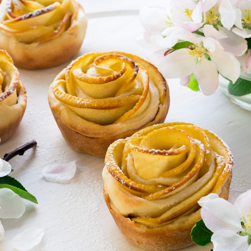 Аппетитные пирожные розочки с яблоками