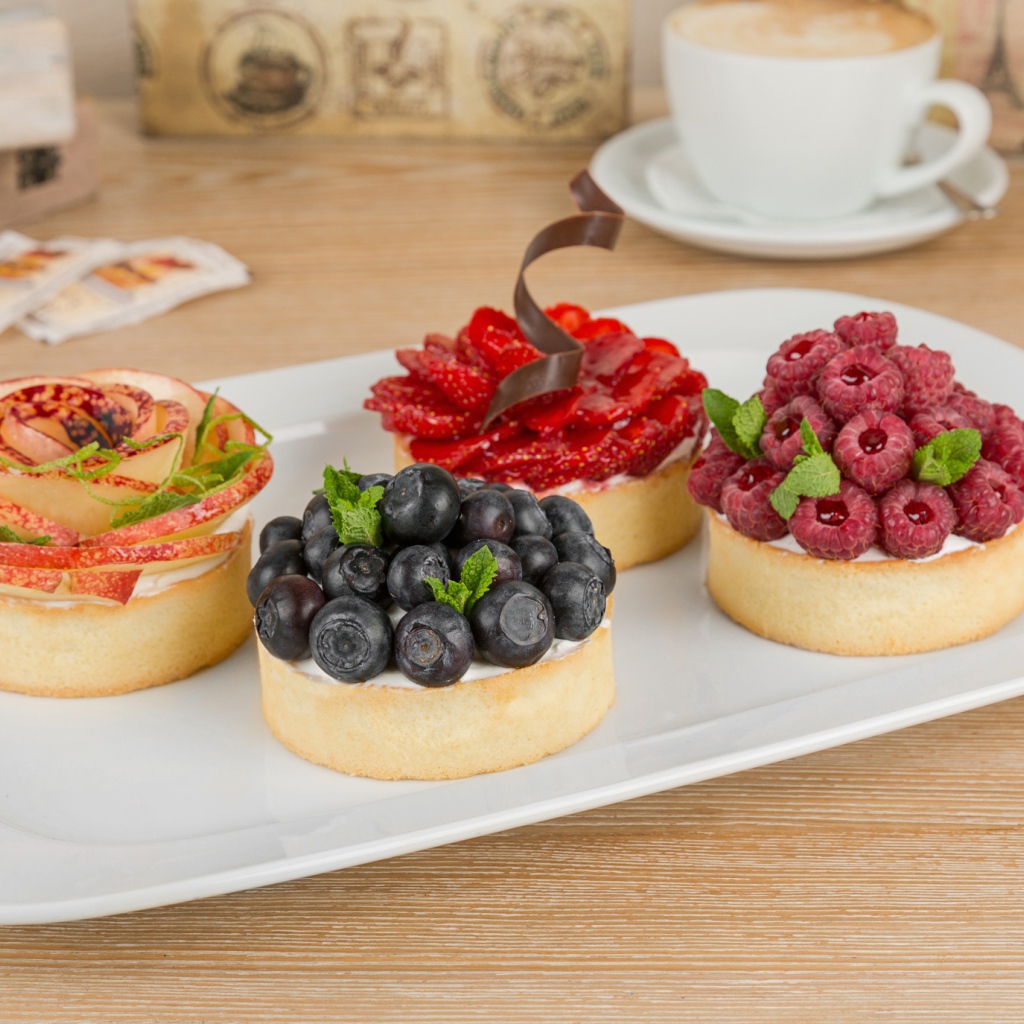 Аппетитные пирожные с ягодами на десерт