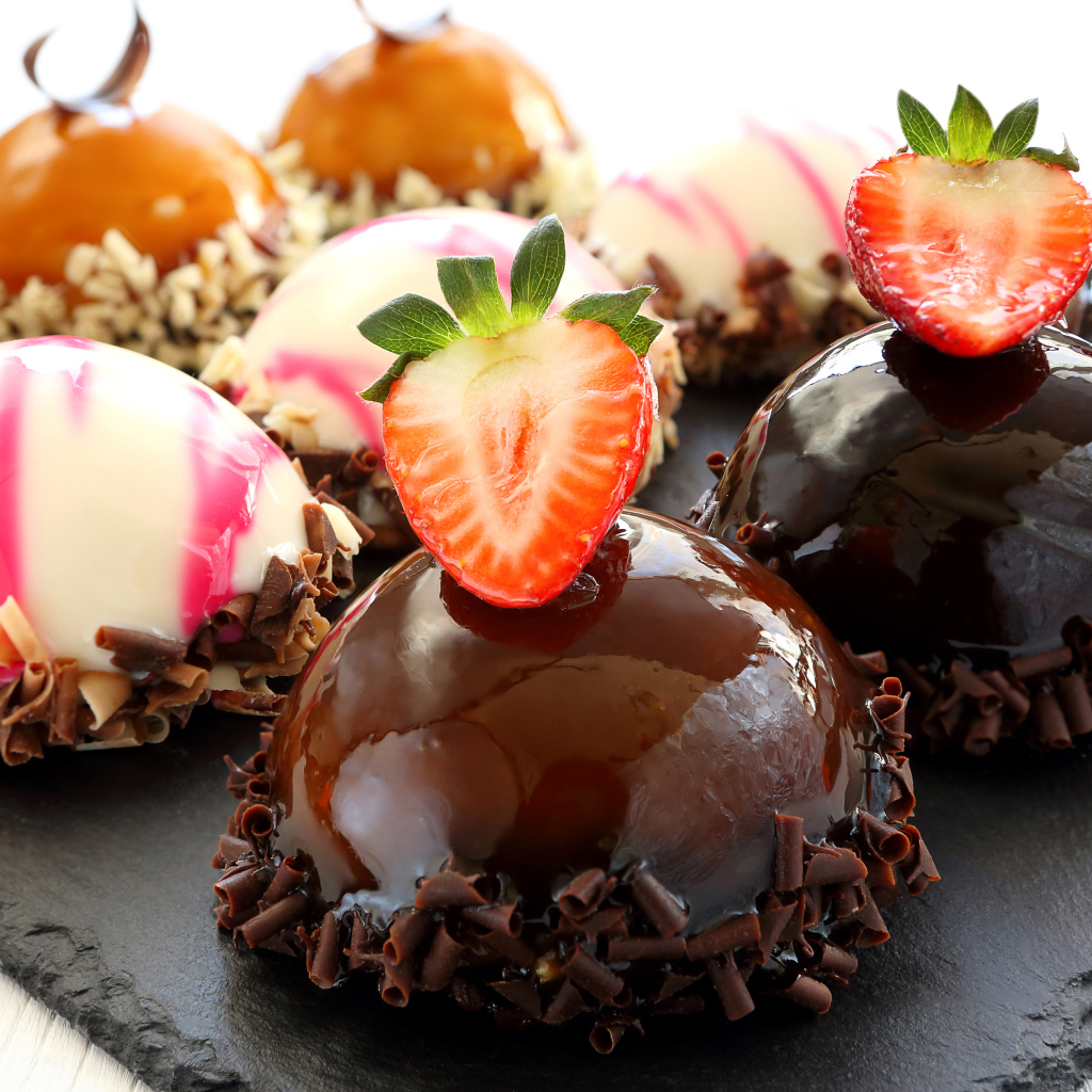 Аппетитные пирожные с шоколадом и клубникой