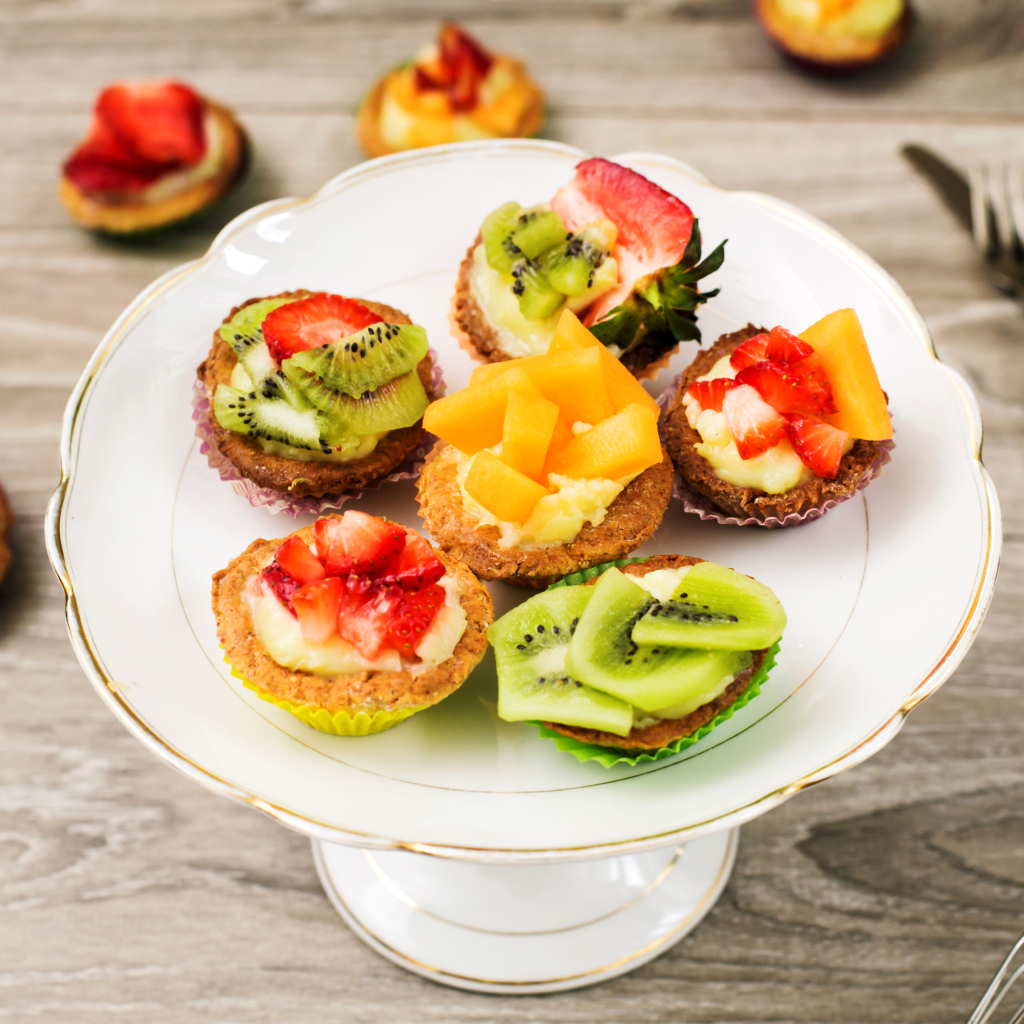 Аппетитные пирожные с фруктами