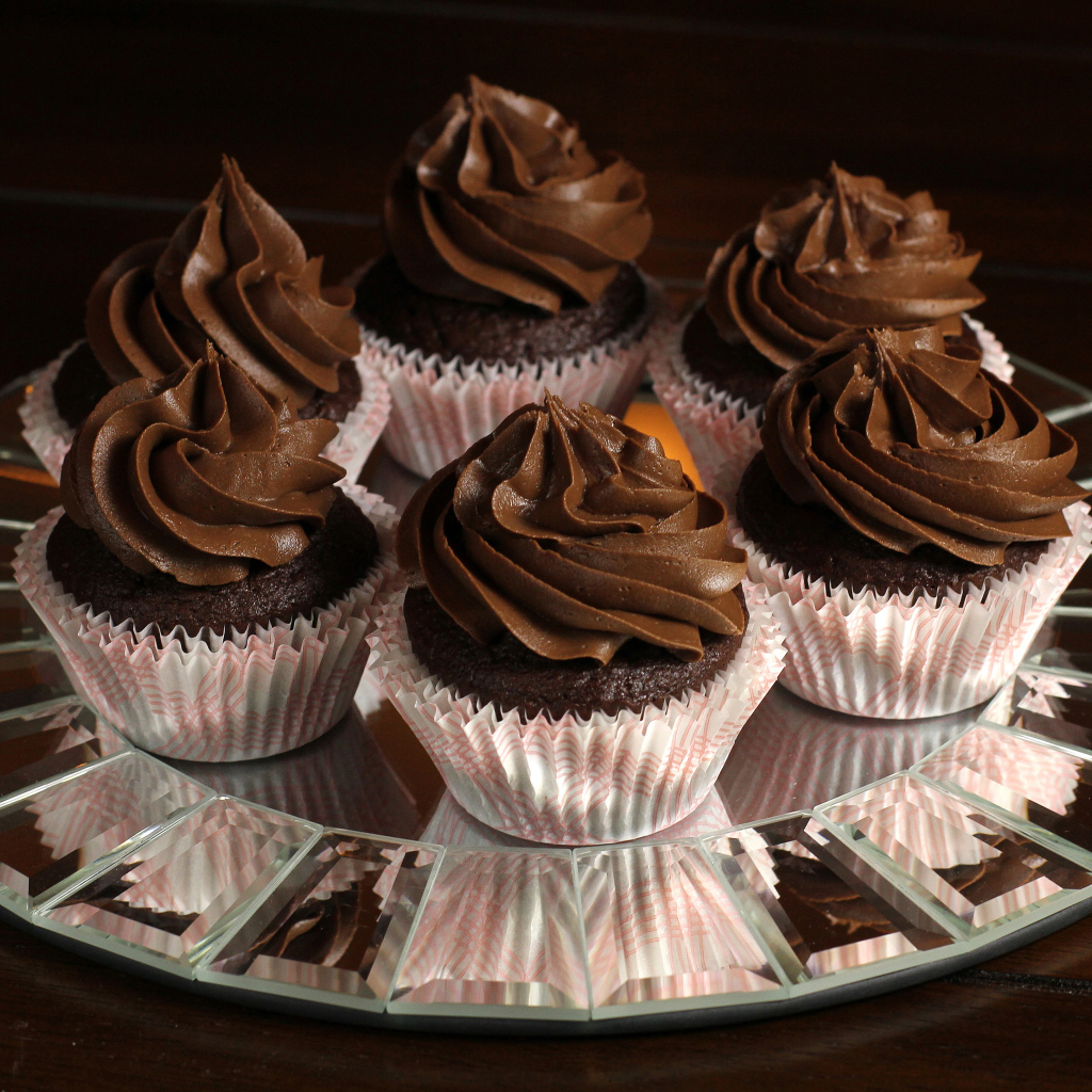 Аппетитные шоколадные капкейки на блюде 