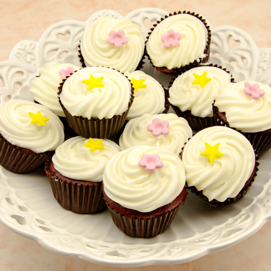 Аппетитные шоколадные капкейки с ванильным кремом