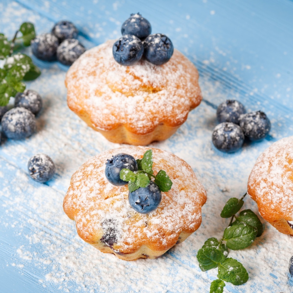 Аппетитные кексы с сахарной пудрой и ягодами черники