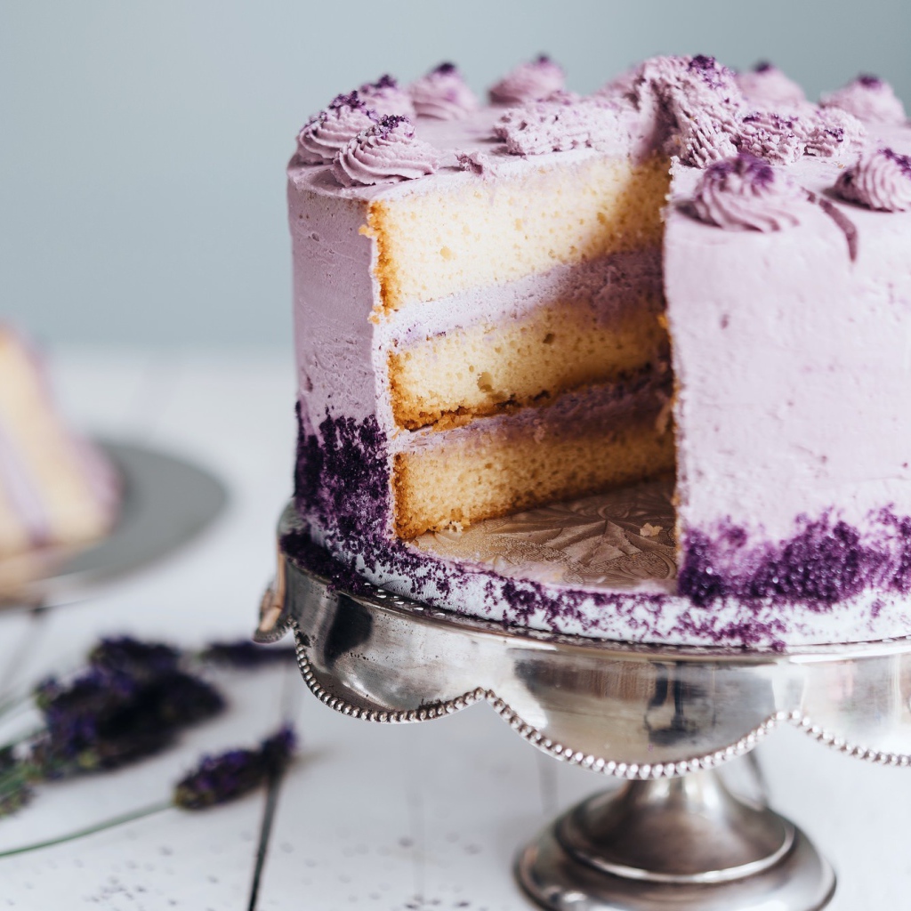 Аппетитный праздничный торт сиреневого цвета