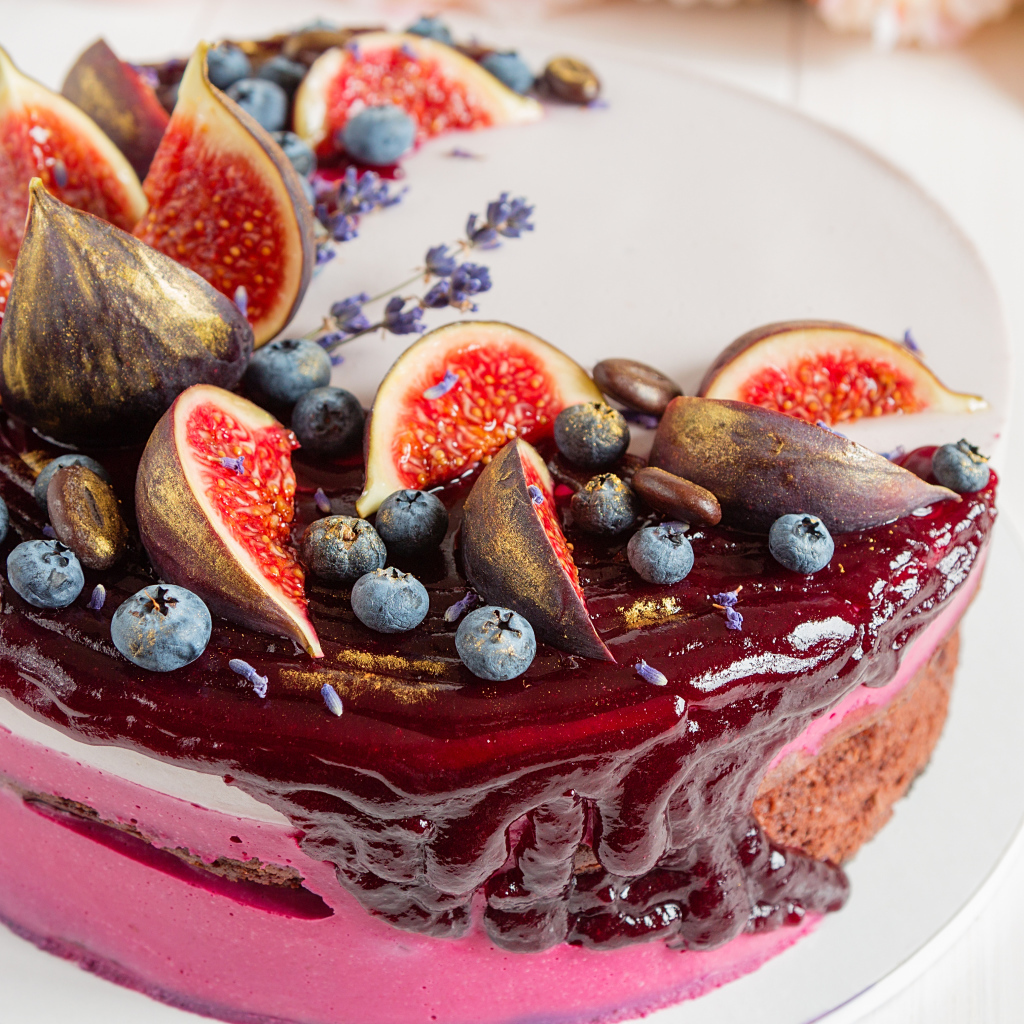 Аппетитный фруктовый торт с инжиром и черникой