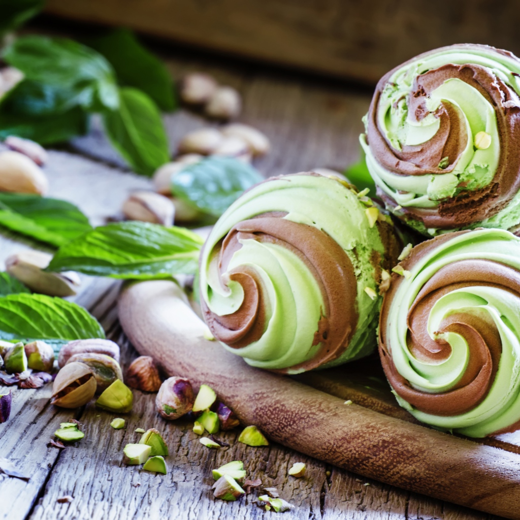 Аппетитное мятно - фисташковое мороженое 