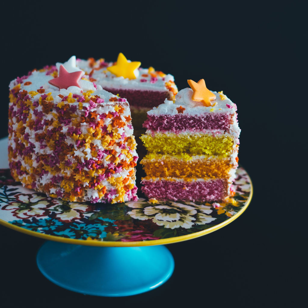 Аппетитный разноцветный торт со звездочками 