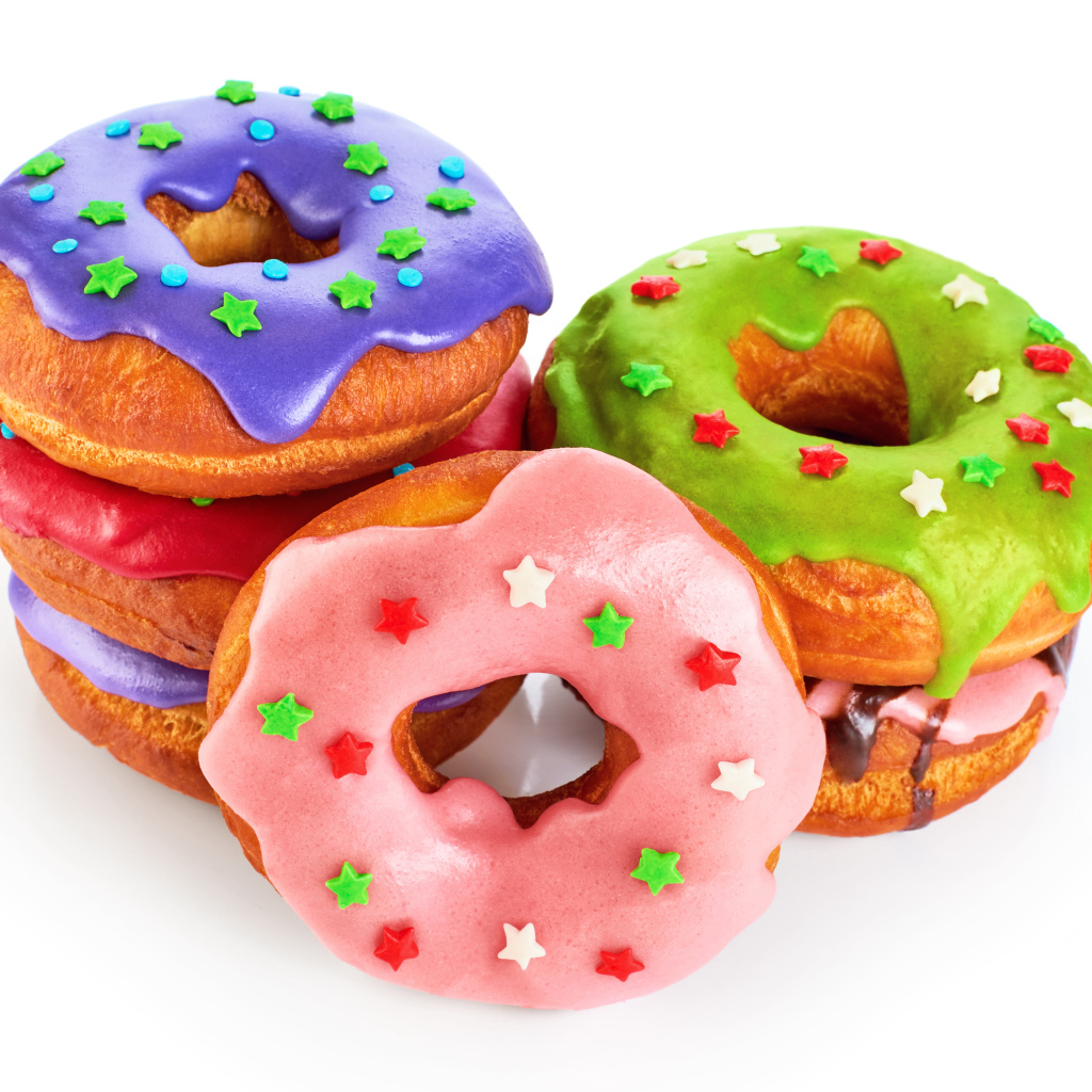 Аппетитные разноцветные пончики на белом фоне