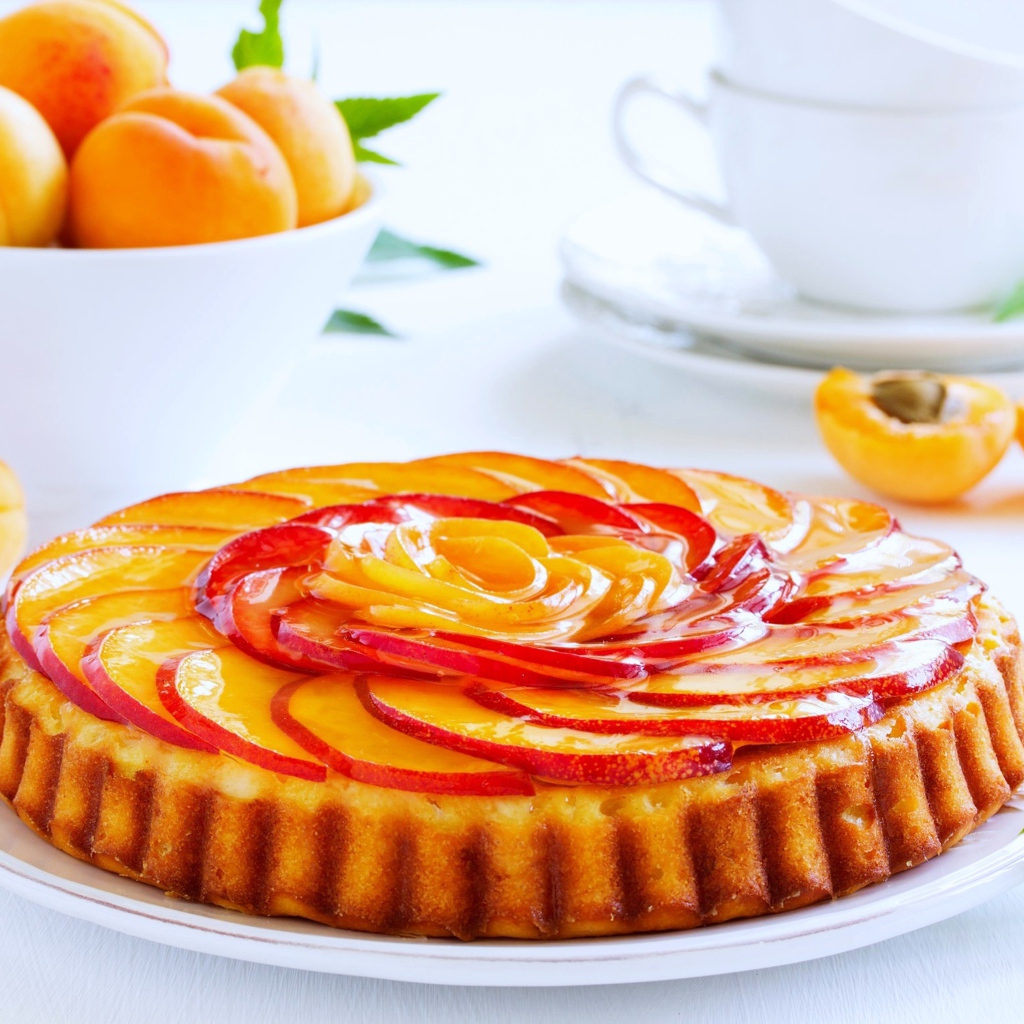 Аппетитный пирог из нектаринов на столе