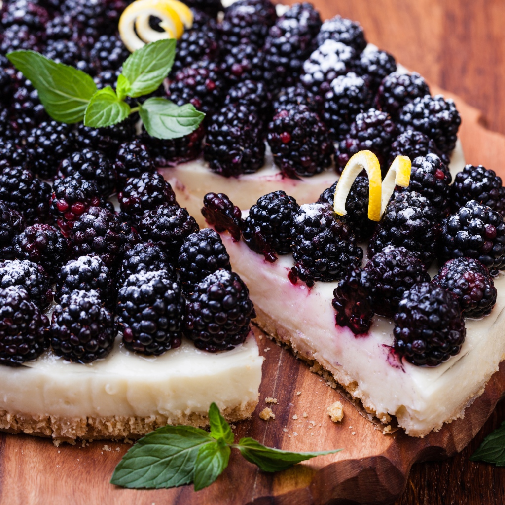 Аппетитный пирог со свежей ежевикой 